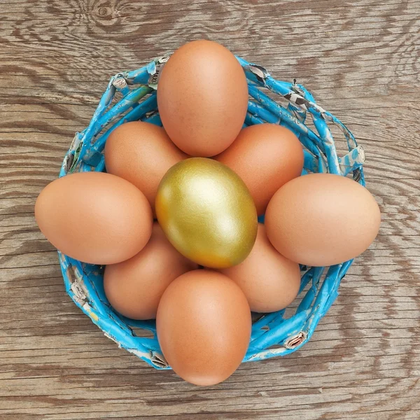 Grupo de ovos em um ovo azul e dourado de cesta. na Páscoa. — Fotografia de Stock