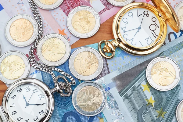 Relojes de bolsillo y dinero euro. — Foto de Stock