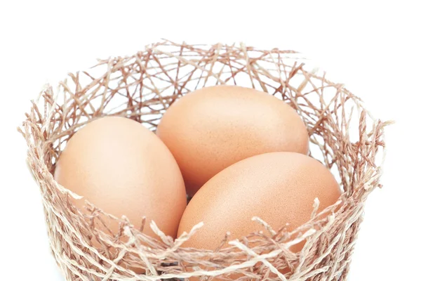 Nido y un grupo de huevos de Pascua. sobre un fondo blanco. —  Fotos de Stock