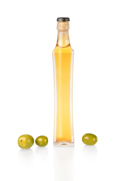 Una botella de aceite de oliva y aceitunas verdes frescos. en un centrico blanco —  Fotos de Stock