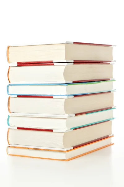 白い背景の上の本は図書館からの大規模なスタック. — ストック写真