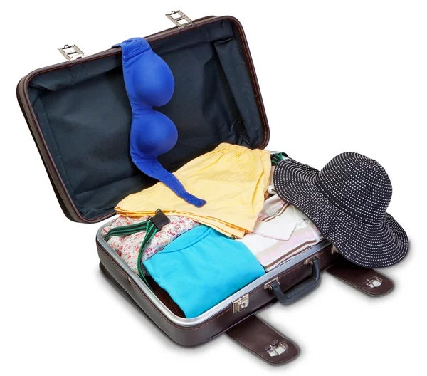 Soutien-gorge et panama sur une valise pour les vacances. sur un bac blanc — Photo