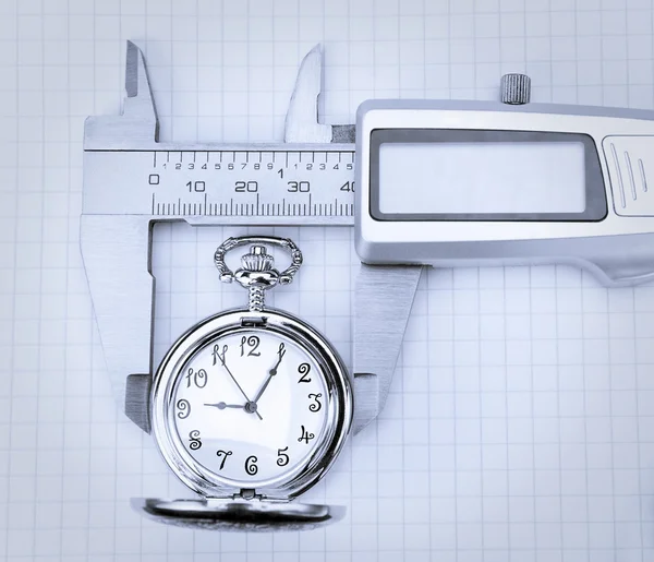 懐中時計とトランメルのコンセプト イメージ. — ストック写真