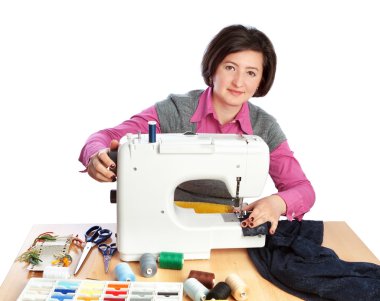 Giysi fabrikasında çalışan orta yaşlı kadın. üzerinde beyaz backg