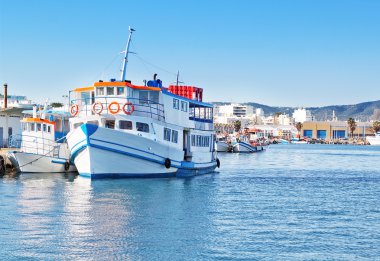 balıkçı limanı eski turist gemisi. yürümek için.