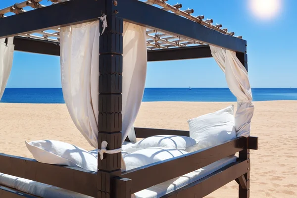 Cama pequeña, en la playa para una escapada relajante . — Foto de Stock