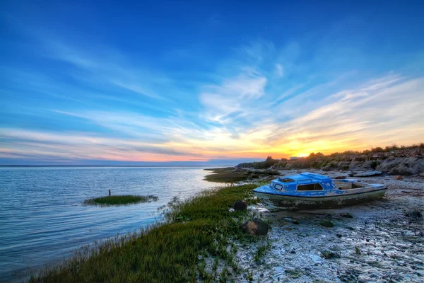 Oude verlaten boot op de achtergrond prachtig zeegezicht. — Stockfoto