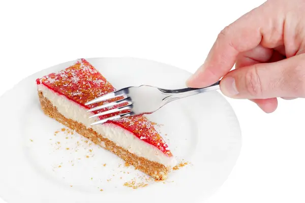 Pedaço de bolo de aniversário cortou a mão de um homem com um garfo. Um branco — Fotografia de Stock