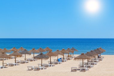 deniz manzarası plaj şemsiye ve şezlonglar inci zemin üzerine