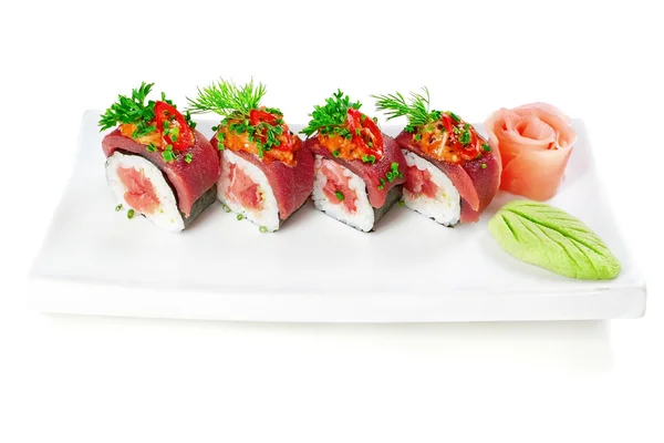 Spezie e decorativo piatto sushi riso salmone carne cruda. — Foto Stock