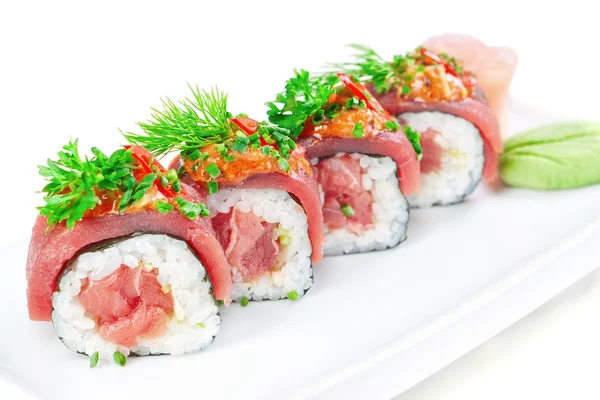 Prato decorativo sushi arroz salmão cru carne e especiarias closeup. — Fotografia de Stock