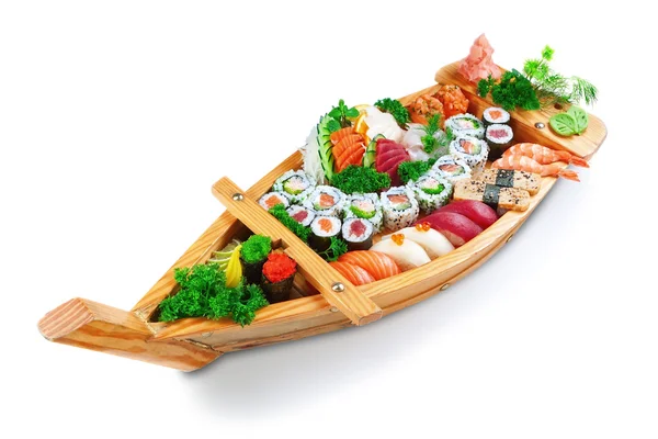 Coleção de sushi de espécies na nave-placa decorativa. em um w — Fotografia de Stock
