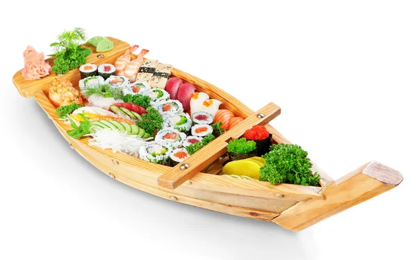 Abundância de pratos de Leste sushi com ingredientes frescos sobre o pla — Fotografia de Stock