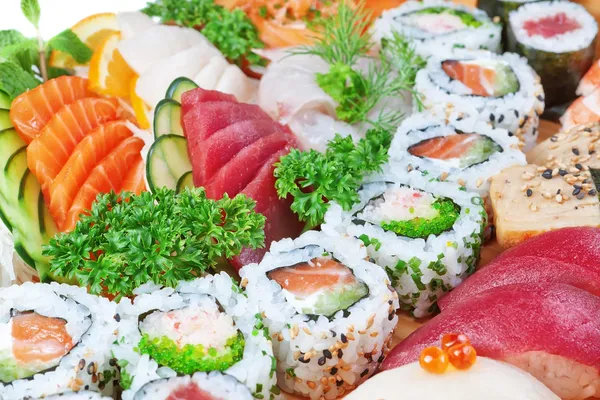 Grupp av lyx mat, sushi kaviar, lax på nära håll. — Stockfoto