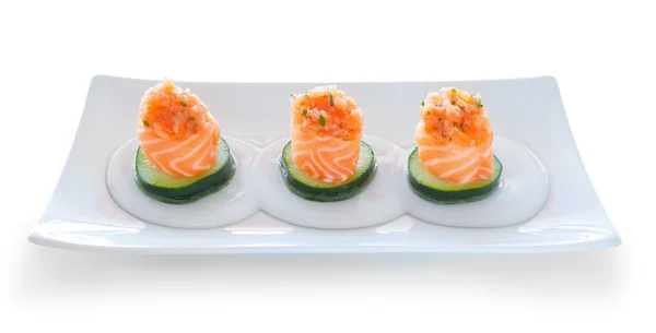 Tres porciones de sushi salmón y relleno de pepino. en un platte — Foto de Stock