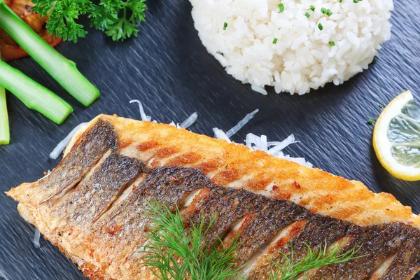 Heerlijke Oosterse schotel van vis en sushi rijst. Close-up. — Stockfoto