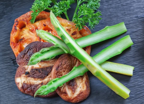 Este plato de sushi verdura, champiñones y tomates —  Fotos de Stock