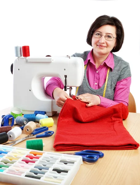 Mujer trabajadora cose en la máquina de coser. —  Fotos de Stock