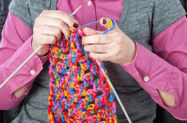 Mains d'une femme d'âge moyen en tricot dans mon temps libre. — Photo