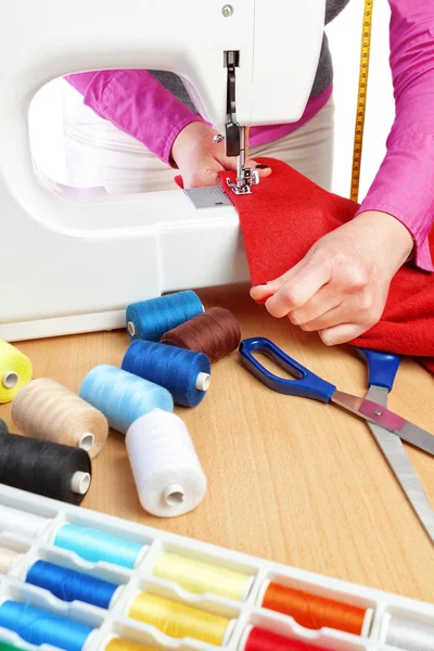 여성 노동자의 손 재봉틀에 sews. — 스톡 사진