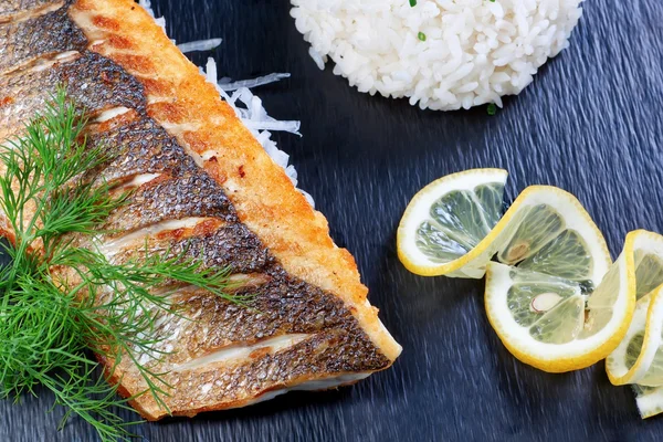 Hermosa deliciosa pieza de pescado sobre un fondo de verdes y r —  Fotos de Stock