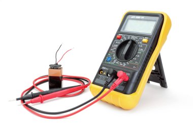 elektrikli cihaz ampermetre - batte ölçmek için bir multimetre