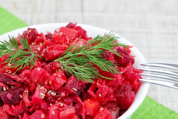 Vinaigrette-Salat mit Dill. auf dem Tisch Nahaufnahme. — Stockfoto