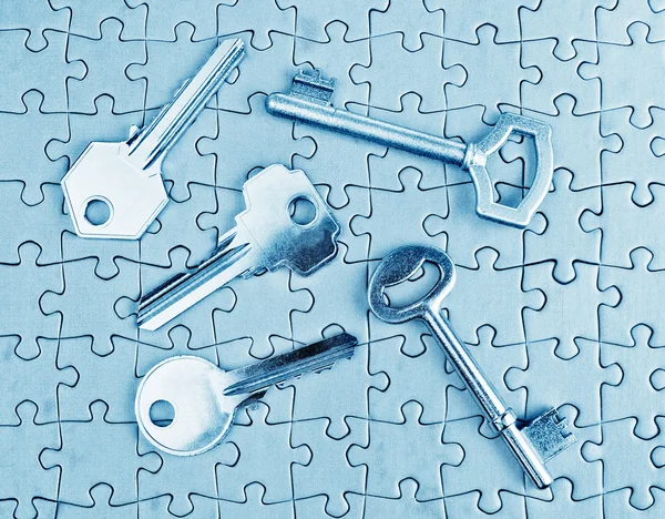 Různé typy klíčů na detail puzzle v chladné tóny. — Stock fotografie