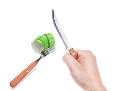 Bir erkek eli ve metre ölçme ile çatal bıçağını. Üzerinde