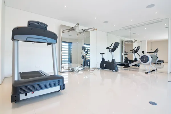 Gimnasio en casa. con equipo de ejercicio. — Foto de Stock