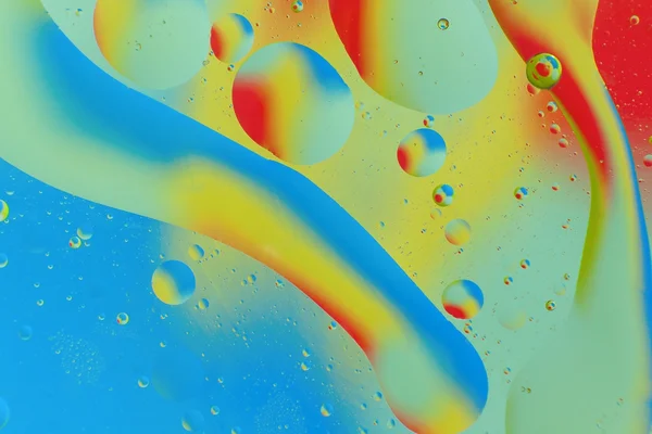 Forma de círculos decorativos de aceite sobre un fondo colorido. Abstrac — Foto de Stock