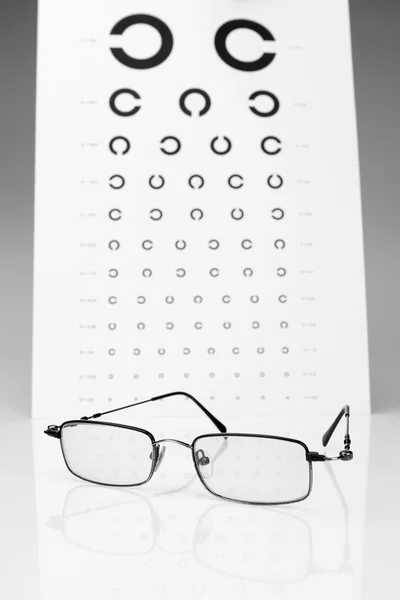 Table golovin et lunettes oeil essais. — Photo