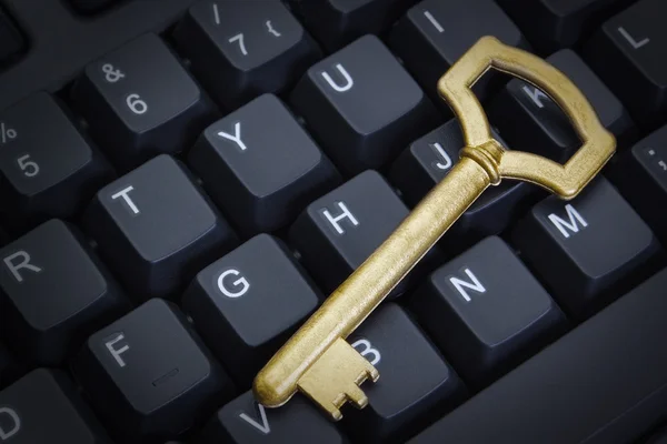Symbol počítačové bezpečnostní klíč na klávesnici. detail. — Stockfoto