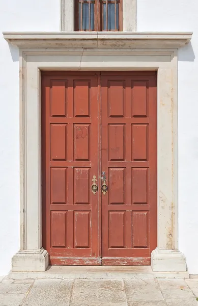 Древняя дверь с классическим орнаментом. Здание. — стоковое фото