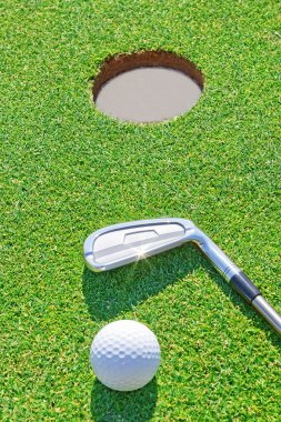 Golf Atıcı topu dikey biçim delik yakınlarında. t karşı