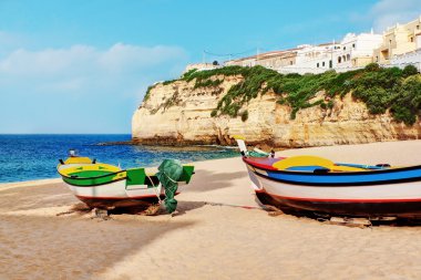 Portekizli carvoeiro beach, klasik balıkçı tekneleri.