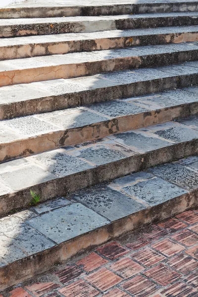 Каменные ступени древнего храма церкви. — стоковое фото