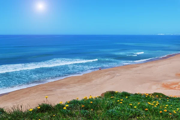 Vackra kust strand för en promenad. semester vid havet. — Stockfoto