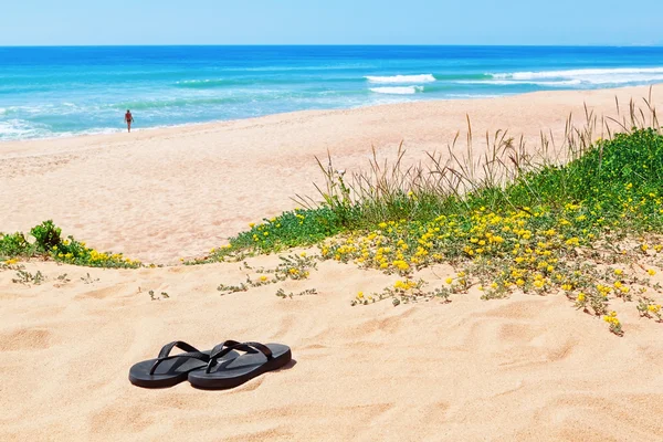Flip-Flops im Hintergrund auf den schönen Strand und das Meer. — Stockfoto