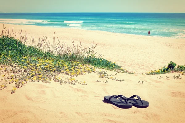 Zapatillas en el fondo de la playa y el mar. Yo —  Fotos de Stock