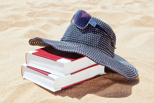 ビーチで読む本で太陽のパナマサングラス. — ストック写真