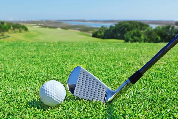 Golftillbehör på en bakgrund av en grön golfbana. — Stockfoto