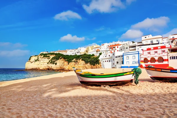 Португальский пляж Вилла в Карвоейру классических рыболовных судов. Традиционный — стоковое фото