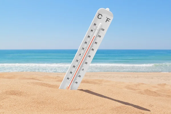 Un termómetro en la playa cerca del mar para comprobar la temperatura Imagen de stock