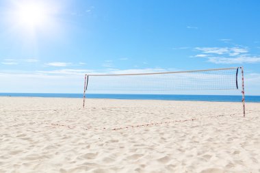 Yaz deniz plaj voleybol sahası. güneşin altında.