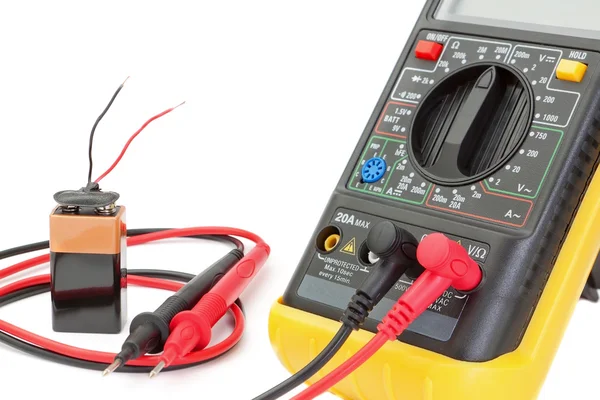 Elektrische Multimeter den Widerstand zu überprüfen. auf einem weißen Zwillingsvulkane — Stockfoto