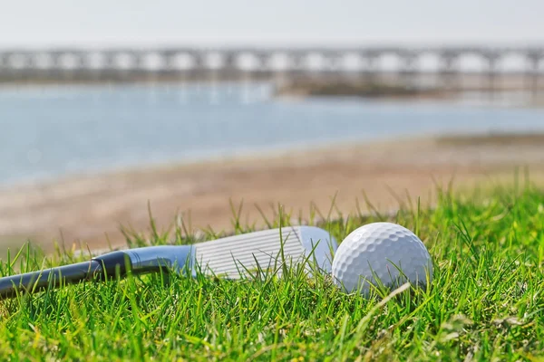 Kij do golfa i piłkę na trawie na tle przyrody. Zamknij- — Zdjęcie stockowe