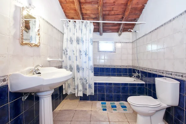 Salle de bain rétro vintage. carreaux bleu. — Photo