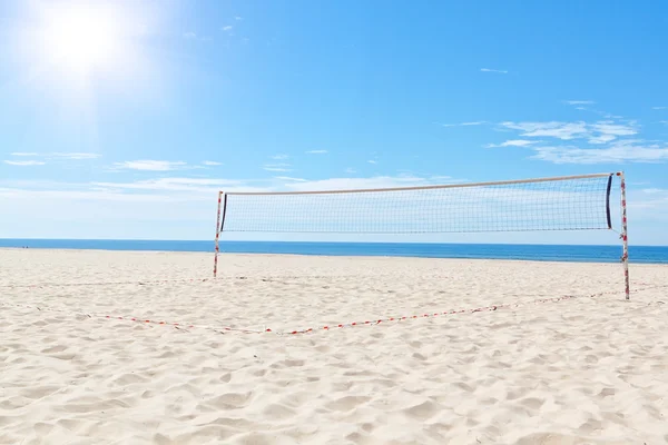 夏天海沙滩排球场。在阳光下. — 图库照片