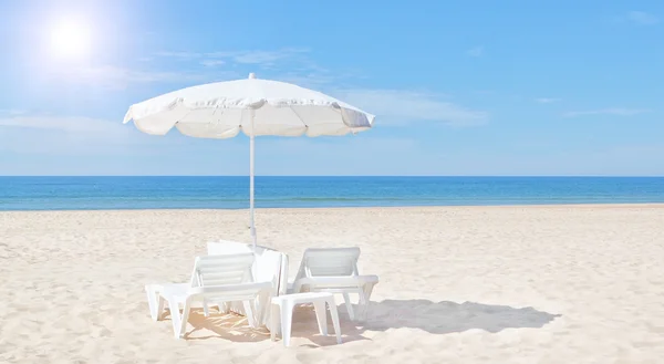 Hermosa playa blanca paraguas y sol camas en la playa. para el —  Fotos de Stock